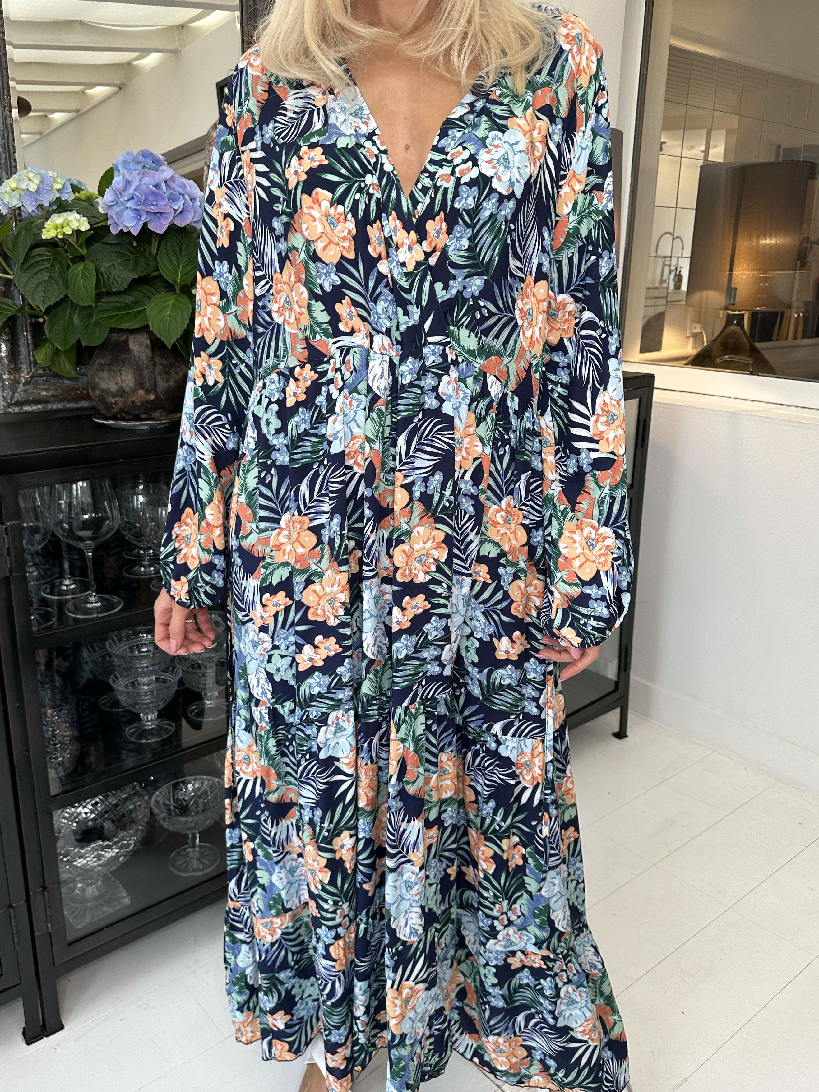 Alasca lydia - Kjole i blødt stof med palmeblade og blomster